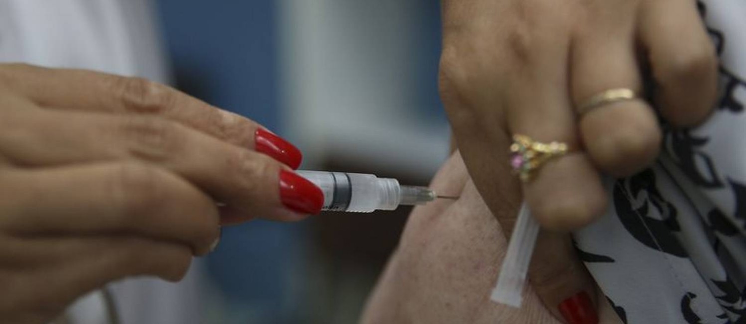 Idosa toma vacina contra a gripe durante campanha Foto: Marcello Casal Jr / Agência Brasil
