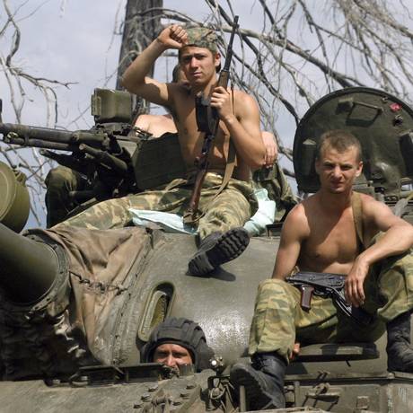 Ucrânia faz “ataque pesado” com mísseis contra base russa na