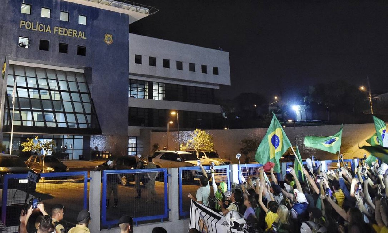 PROTESTO - Manifestantes protesta em frente à Superintendência da PF em Curitiba, onde o ex-presidente Lula está preso Foto: Denis Ferreira/AP/07-04-2018