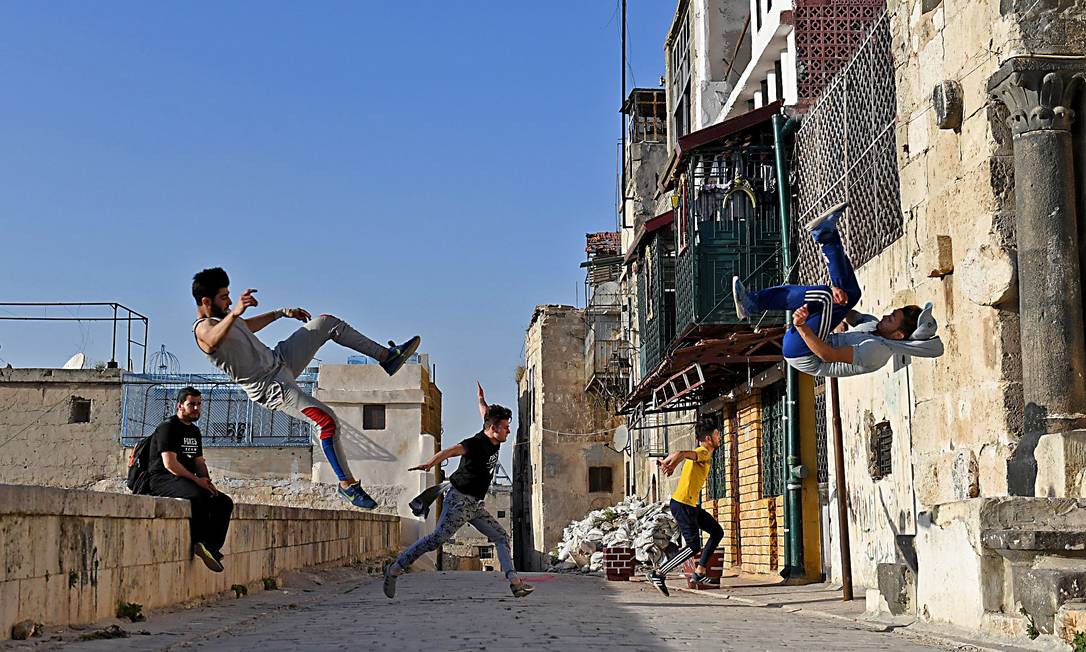 As Pessoas Parkour Ao Ar Livre Fazem Saltos De Trás Da Parede De 4