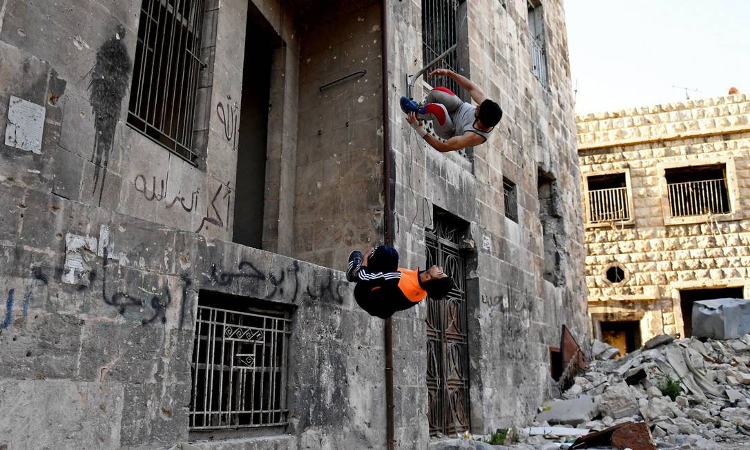 As Pessoas Parkour Ao Ar Livre Fazem Saltos De Trás Da Parede De 4