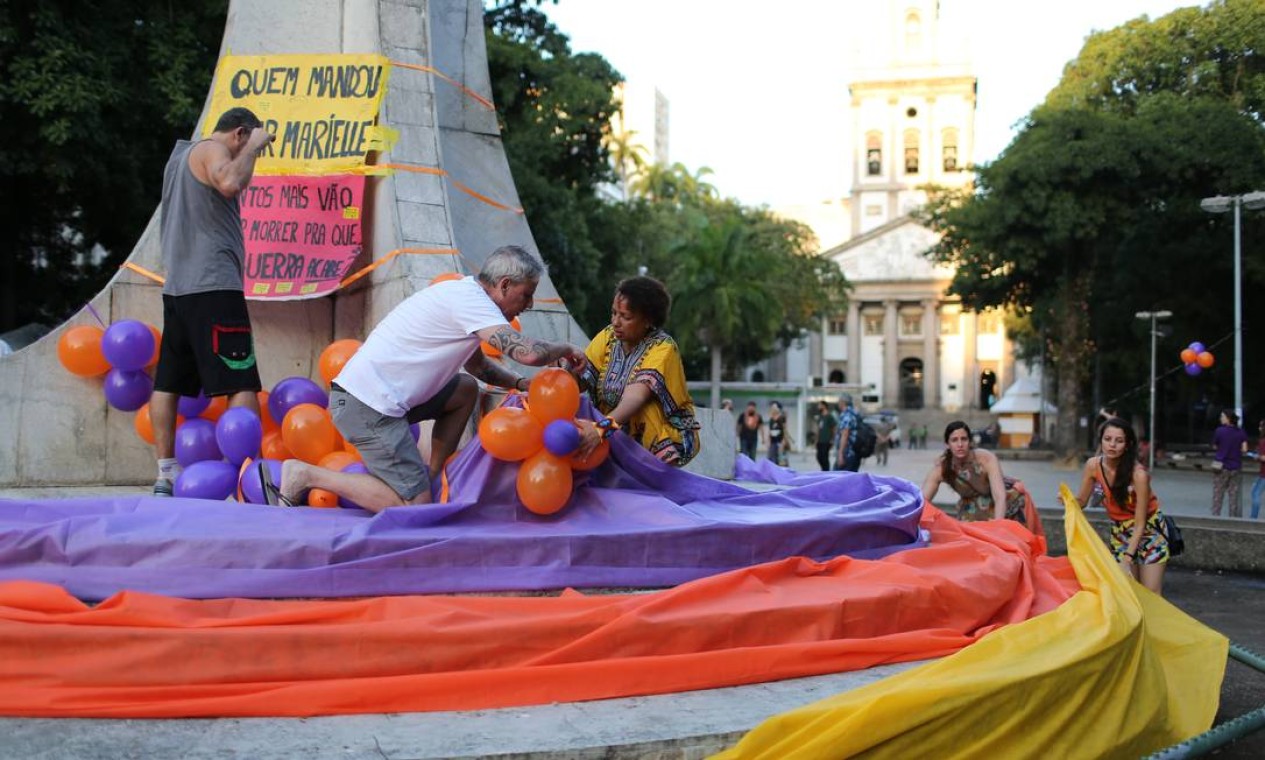 Ato em homenagem a Marielle e Anderson no Largo do Machado, coloriu os monumentos da praça Foto: Marcia Foletto / Agência O Globo