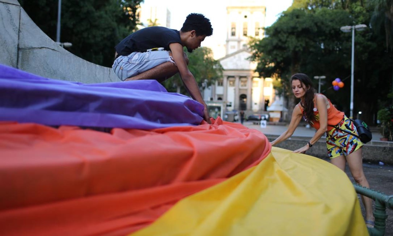 Participantes da homenagem à vereadora e ao motorista colocam cor nos monumentos da praça no Largo do Machado Foto: Marcia Foletto / Agência O Globo