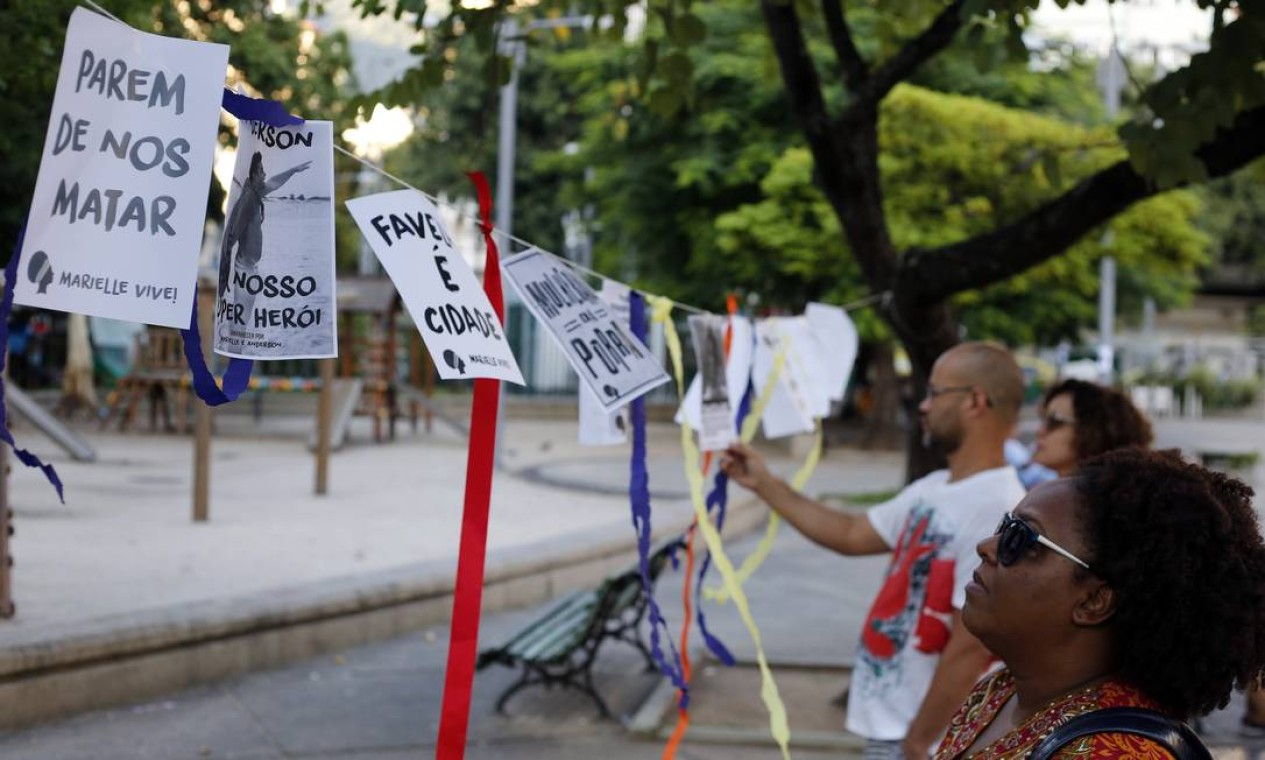 Na Tijuca, o ato 'Amanhecer na Praça por Marielle e Anderson', decorou o local com fitas e cartazes Foto: MARCOS DE PAULA / Agência O Globo