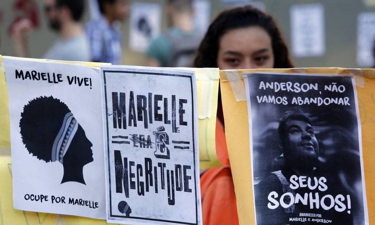 'Amanhecer na Praça por Marielle e Anderson', na manhã deste sabado, na Praca Saens Pena, na Tijuca Foto: MARCOS DE PAULA / Agência O Globo