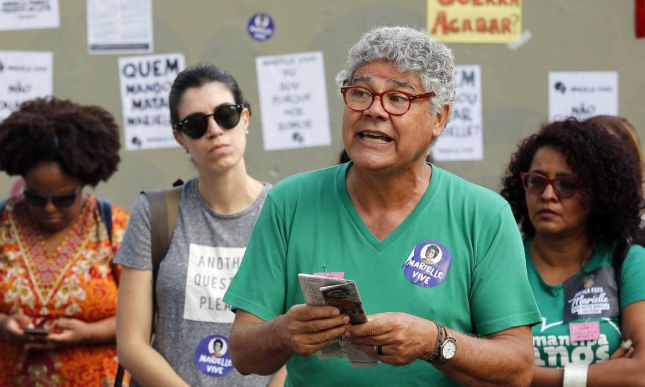 Chico Alencar elogiou o fato de tantas pessoas diferentes, sobretudo jovens, estarem no ato na Seans Pena. Foto: MARCOS DE PAULA / Agência O Globo