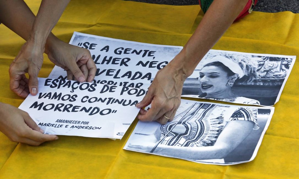 Cartazes com fotos de Marielle e frases da vereadora Foto: MARCOS DE PAULA / Agência O Globo