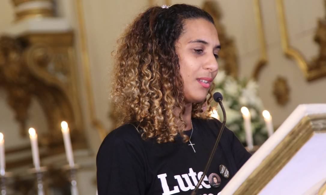 Anielle, irmã da vereadora, na missa em memória de Marielle Foto: Barbara Lopes / Agência O Globo