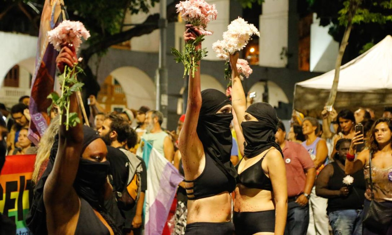 Grupo de mulheres faz encenação durante marcha em homenagem a vereadora e motorista Foto: Brenno Carvalho / Agência O Globo