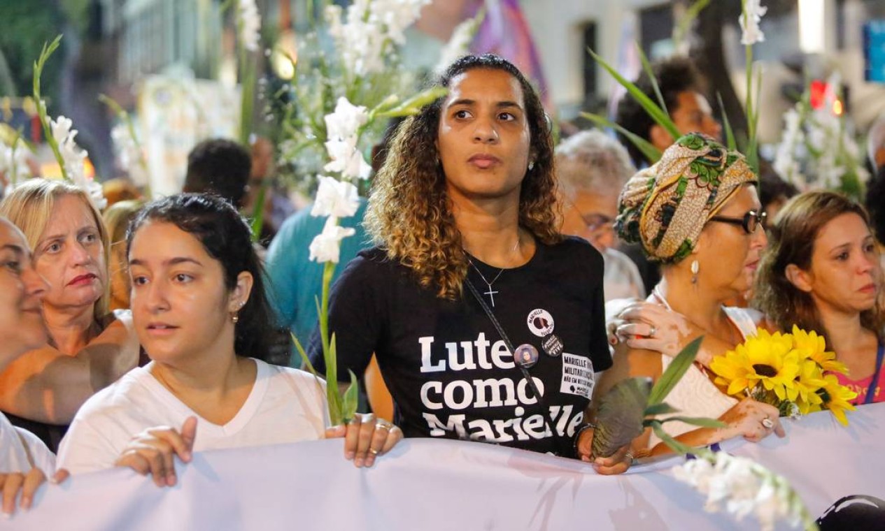 Agatha Reis, mulher de Anderson, e Anielle Silva, irmã de Marielle, participam de marcha para marcar um mês do crime que chocou o Brasil e o mundo Foto: Brenno Carvalho / Agência O Globo