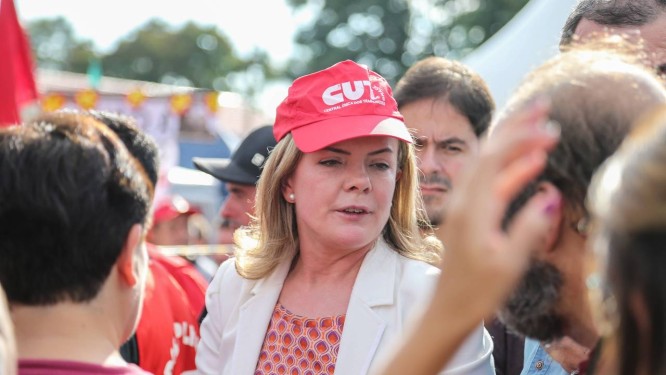 A senadora Gleisi Hoffmann, em visita ao acampamento de militantes petistas em Curitiba Foto: Geraldo Bubniak / AGB / 10-4-18
