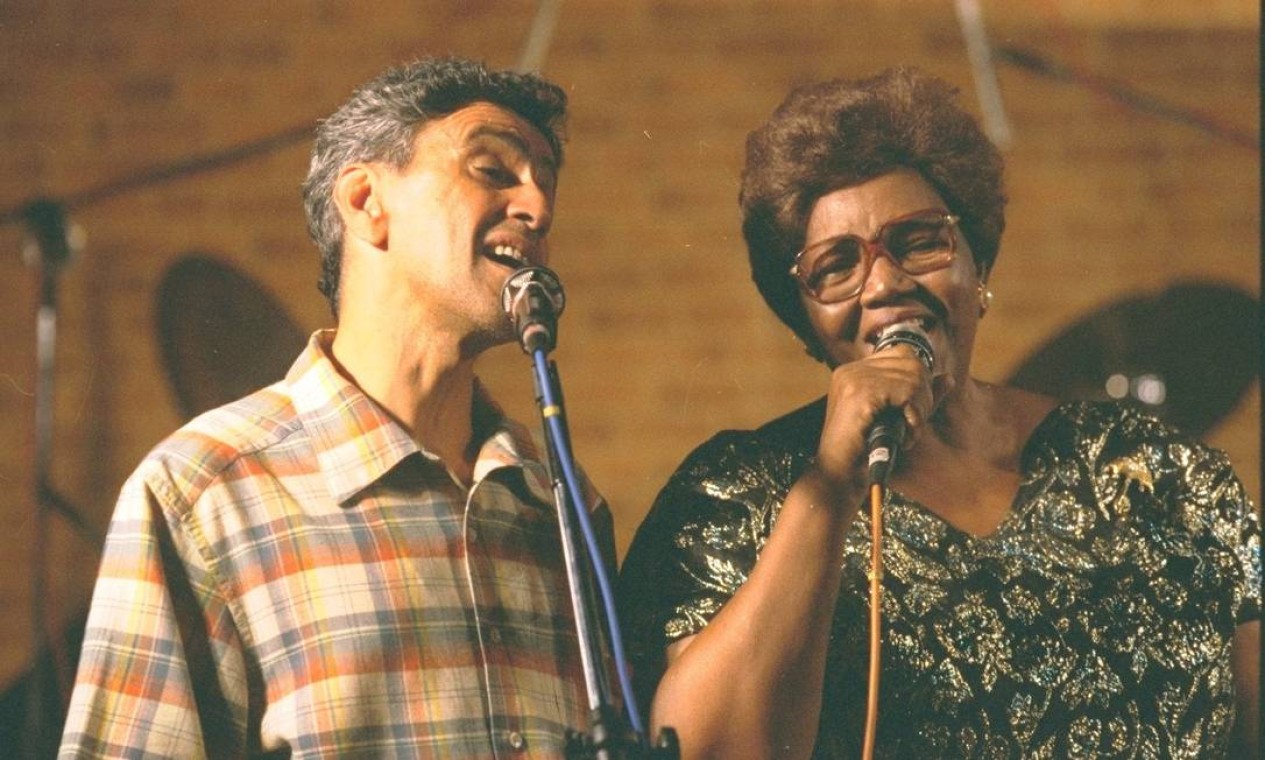 Cateano Veloso e a D. Ivone Lara cantam juntos em 1997 Foto: Gustavo Stephan / Divulgação