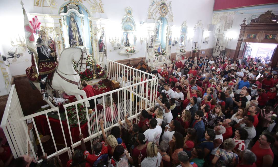Fiéis oram para São Jorge no dia do santo Foto: Thiago Freitas em 23/04/2018 / Agência O Globo