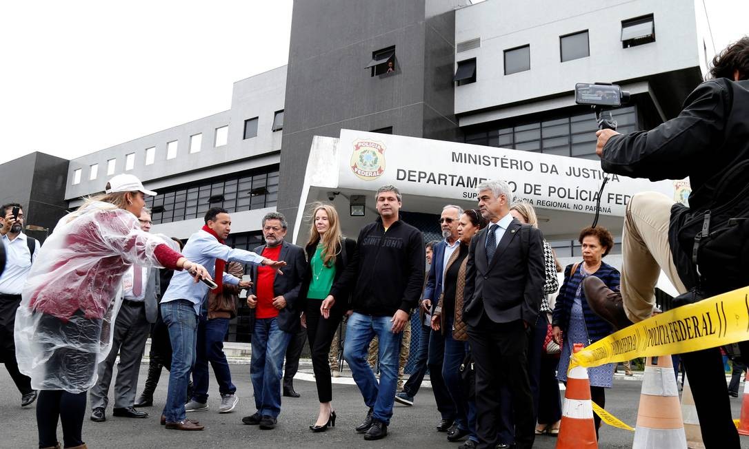 Senadores da comissÃ£o de direitos humanos visitam Lula preso na PF de Curitiba Foto: RODOLFO BUHRER / REUTERS