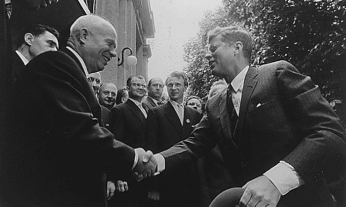 Kruschev e JFK se cumprimentam em junho de 1961 Foto: The National Archives and Records Administration