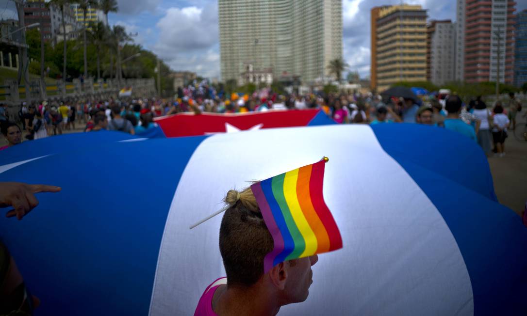 Luta pela tolerância. Cubano leva a bandeira do orgulho gay durante uma marcha LGBTI, em Havana: grupos reivindicam direitos e não são avessos a trabalhar com governo Foto: Ramon Espinosa / AP