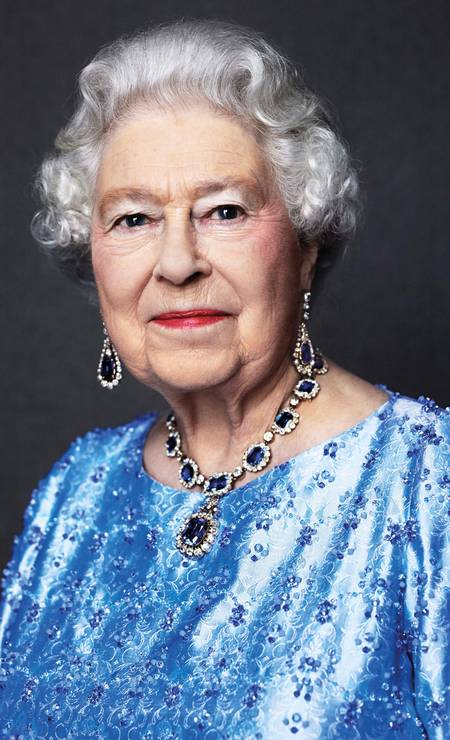 A rainha Elizabeth II, que celebra 92 anos hoje, posou para o fotógrafo britânico David Bailey usando as joias de safira que ganhou do pai, o rei George VI, quando se casou com o príncipe Philipp, em 1947 Foto: DAVID BAILEY / AFP