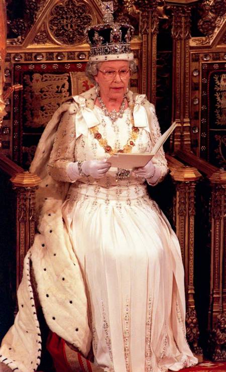 Por falar em joias, a rainha costuma usar a coroa quando faz a abertura anual dos trabalhos do Parlamento britânico. Aqui, Elizabeth II discursa na Câmara dos Lordes Foto: John Stillwell / AP