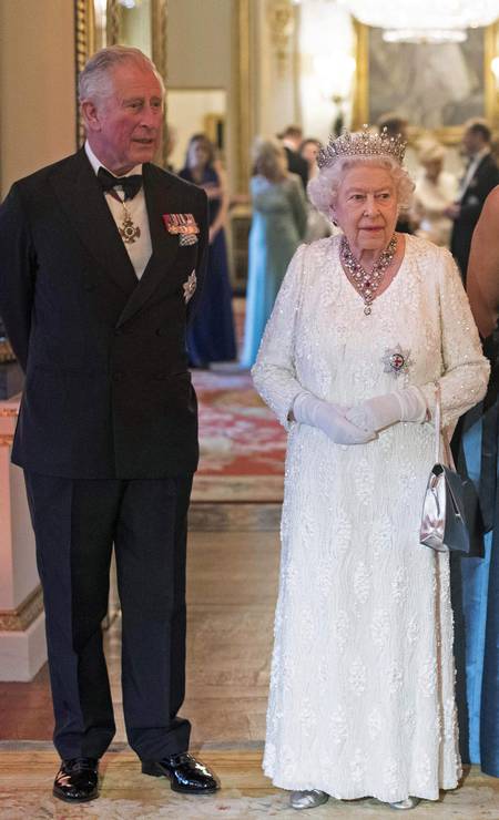 Durante a semana, a rainha usou as joias da Coroa no jantar que ofereceu no Palácio de Buckingham para os chefes de governo da Commonwealth, a comunidade de nações que reúne países que pertenceram ao Império Britânico Ao lado do filho, o príncipe Charles, ela usou traje de gala para receceber os convidados Foto: VICTORIA JONES / AFP