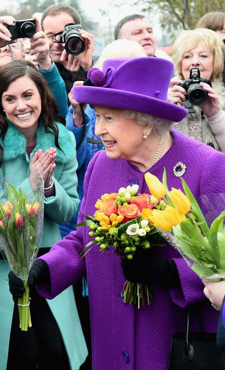 Em suas aparições públicas, é comum a rainha usar casaco e chapéu em cores fortes, como na visita que fez ao King George VI Day Centre, em Windsor, que acolhe idosos da cidade, localizada a cerca de 40 minutos de Londres. A ideia é que Elizabeth II se destaque na multidão e seja vista por todos Foto: EAMONN M. MCCORMACK / Getty Images/Pool