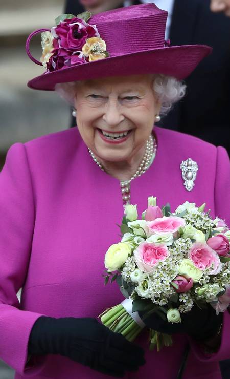 Os britânicos têm um caso de amor com os chapéus, e não poderia ser diferente com a rainha. Ela usa o acessório em quase todos os eventos a que comparece, como na missa realizada na última Páscoa. Chapéu e casaco sempre combinam. Não é uma graça? Foto: SIMON DAWSON / AFP
