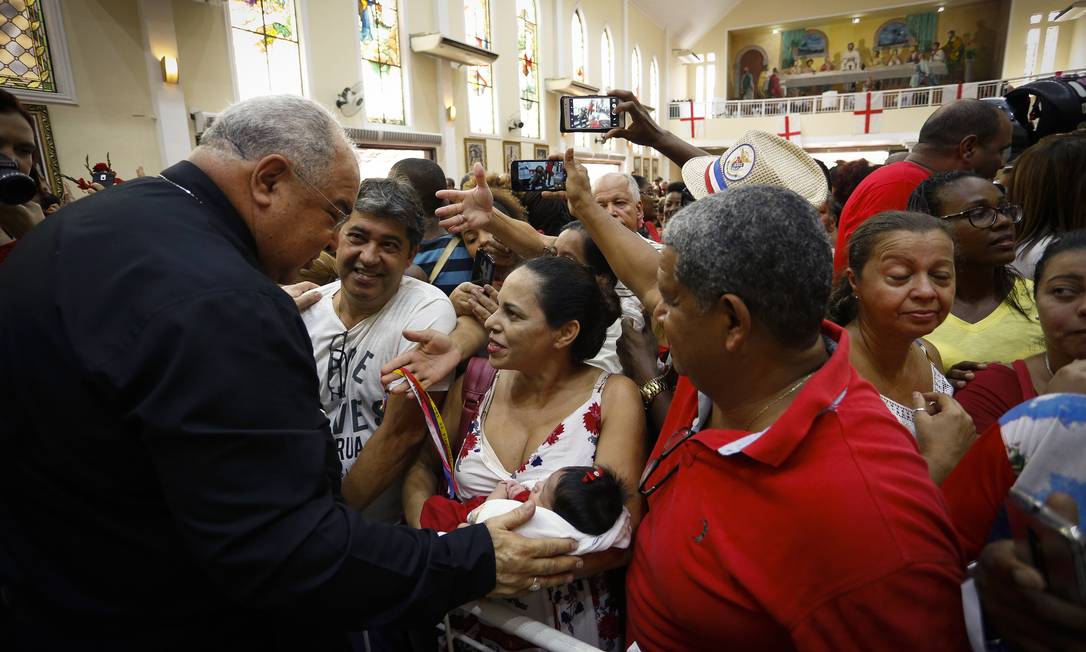 Dom Orani abençoa bebê na Igreja de São Jorge, em Quintino Foto: Pablo Jacob / Agência O Globo