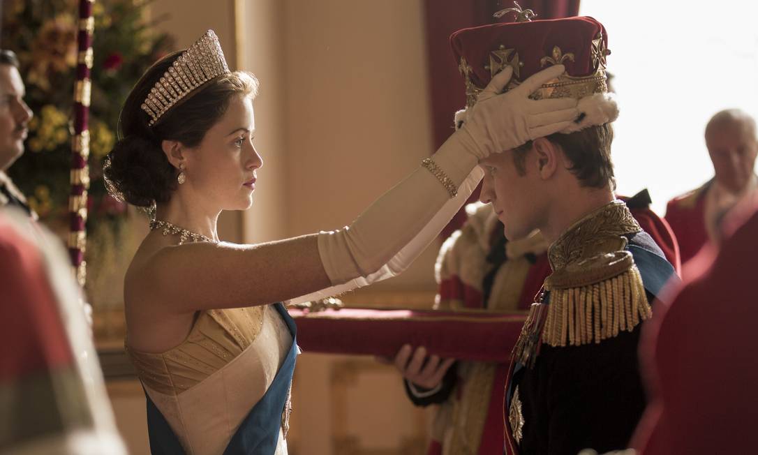 Claire Foy e Matt Smith em cena da segunda temporada de 'The crown' Foto: Robert Viglasky / Divulgação