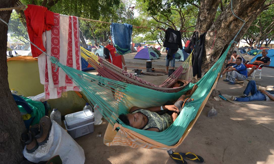 Refugiados venezuelanos acampados em praça no centro de Boa Vista, em Roraima. Temor das autoridades é que migração faça os casos de malária aumentarem nas Américas como um todo Foto: Jader Souza / Agência O Globo