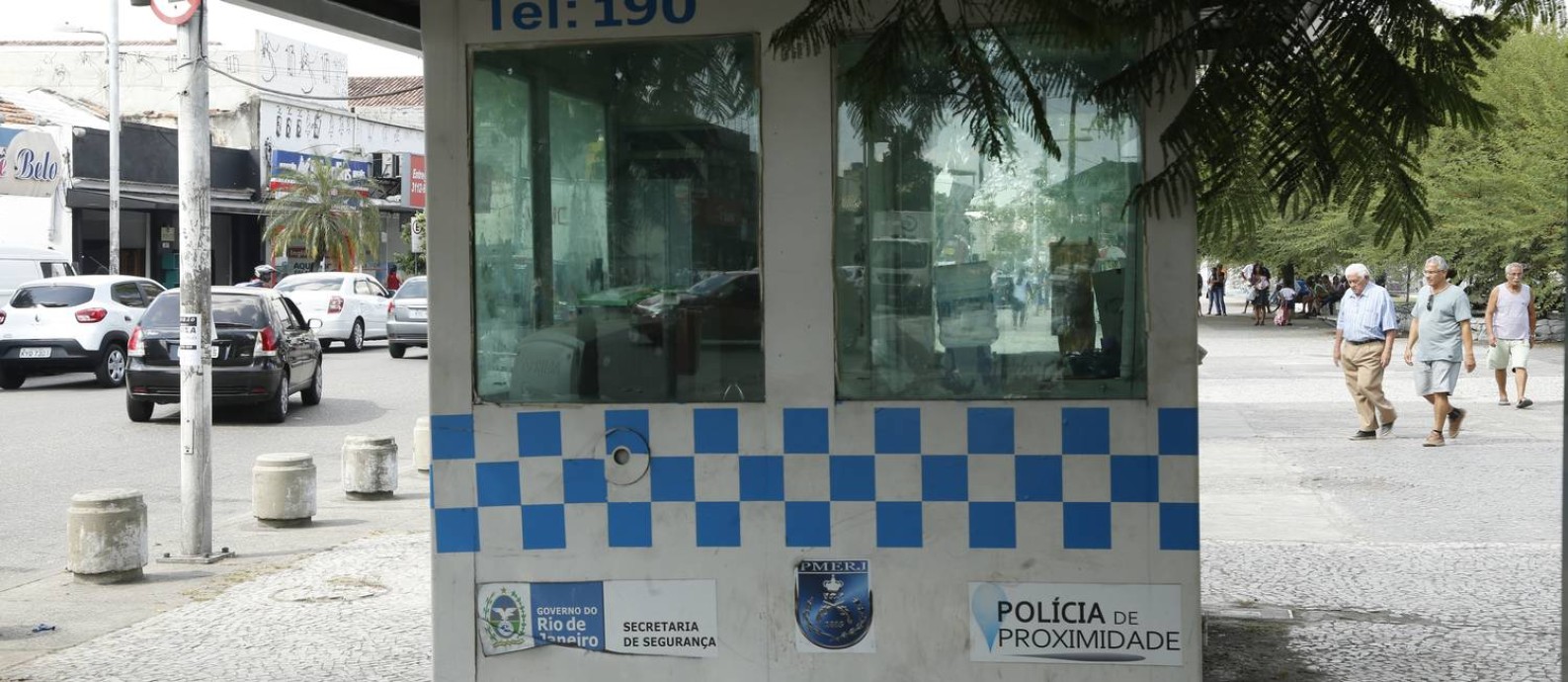 Cabine da PM abandonada em praça de Realengo Foto: Antonio Scorza / Agência O Globo