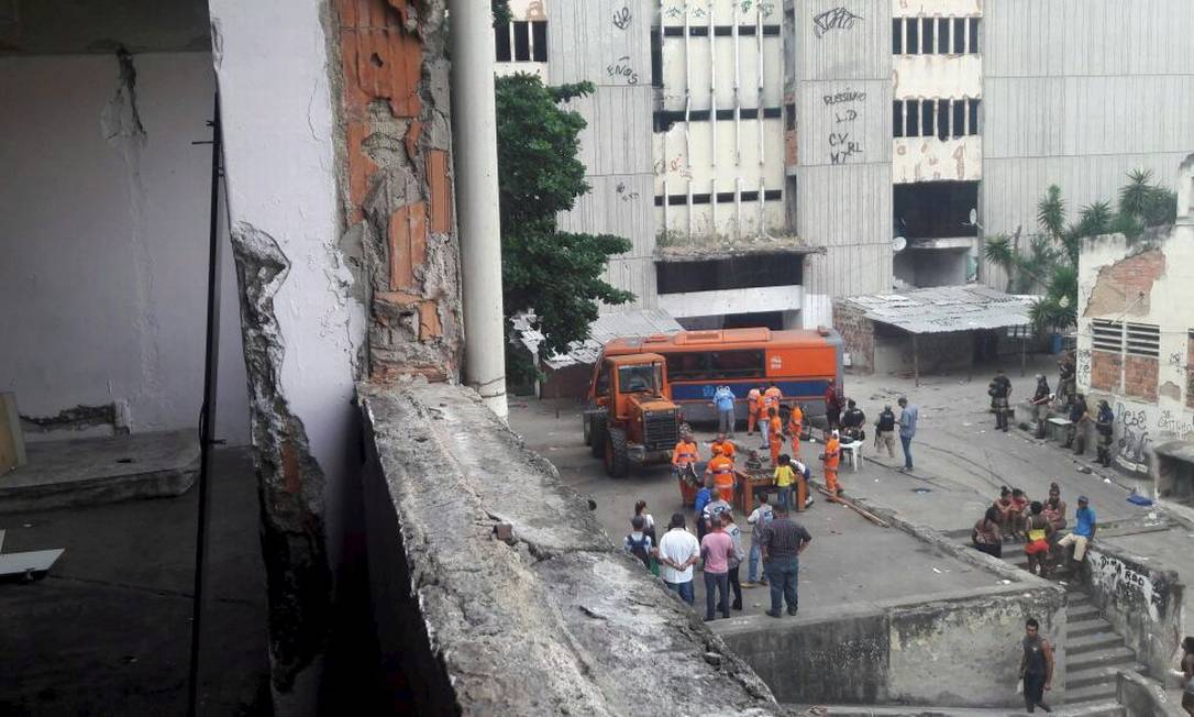 Prefeitura retira invasores do antigo prédio do IBGE, na Mangueira Foto: Domingos Peixoto / Agência O Globo