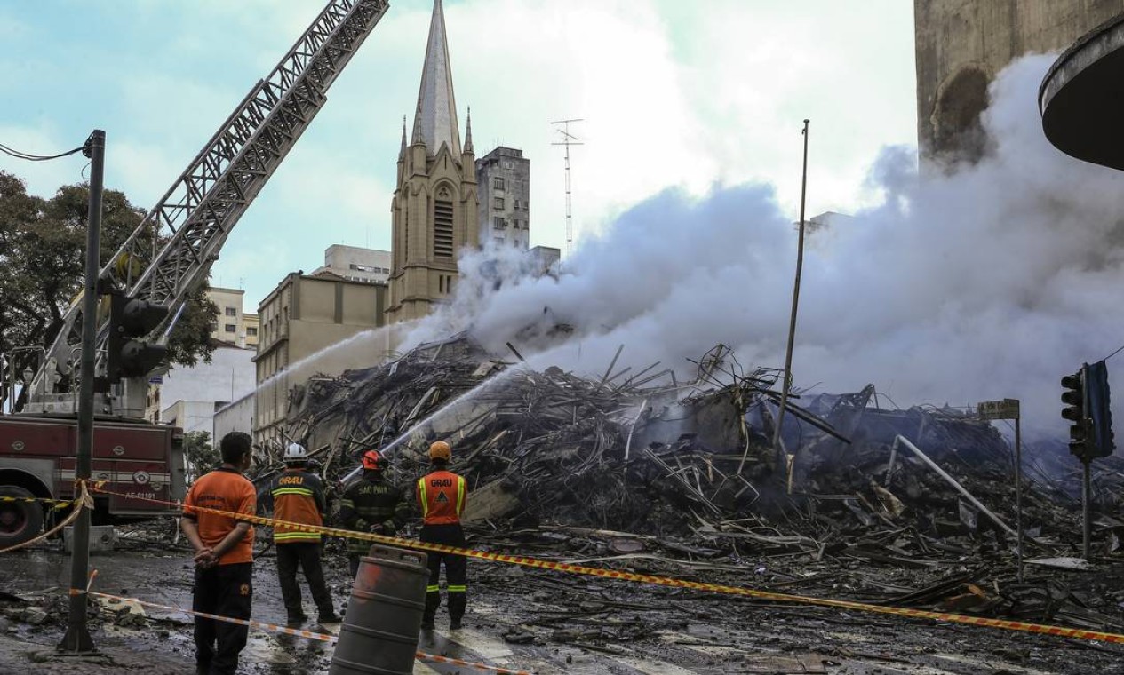 Após desabamento, bombeiros tentam controlar incêndio em prédios no Centro de SP Foto: Edilson Dantas / O Globo