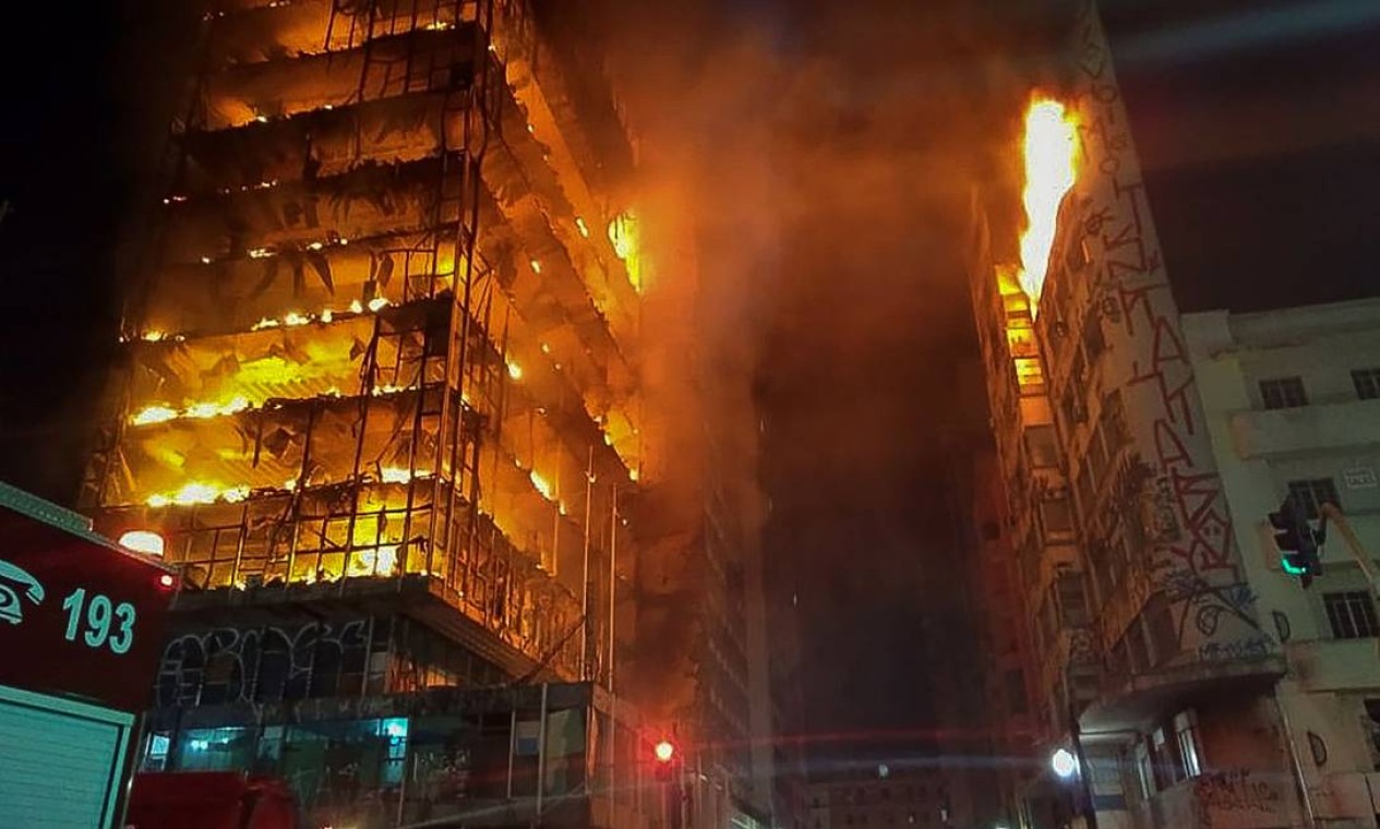 Em chamas, prédio desabou na madrugada desta terça-feira no Centro de São Paulo, no Largo do Paissandu Foto: HANDOUT / AFP