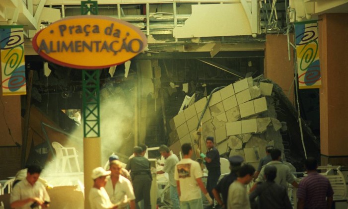 Parte do Osasco Plaza Shopping veio abaixo após explosão provocada por vazamento de gás Foto: José Luis da Conceição / Agência O Globo