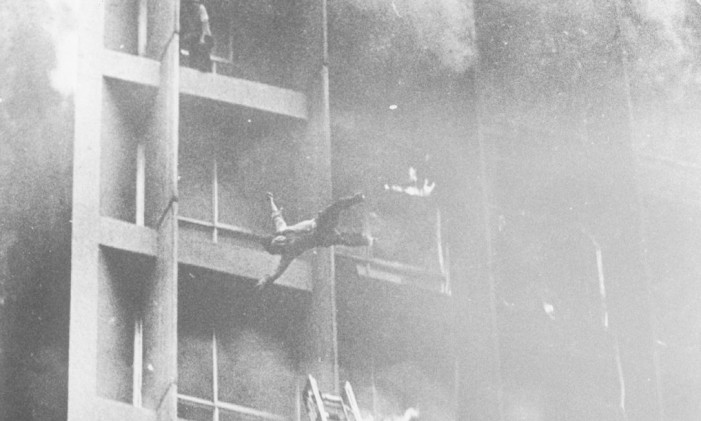 Desesperado, homem se joga da fachada do Edifício Joelma, no Centro de São Paulo, durante incêndio. Foto venceu o prêmio Esso de Fotografia em 1974. Foto: Antônio Carlos Piccino / Agência O Globo