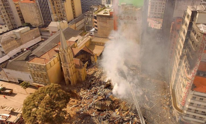 Prédio que desabou após incêndio no Largo do Paissandu, no centro de São Paulo Foto: Luis Moura / Agência O Globo