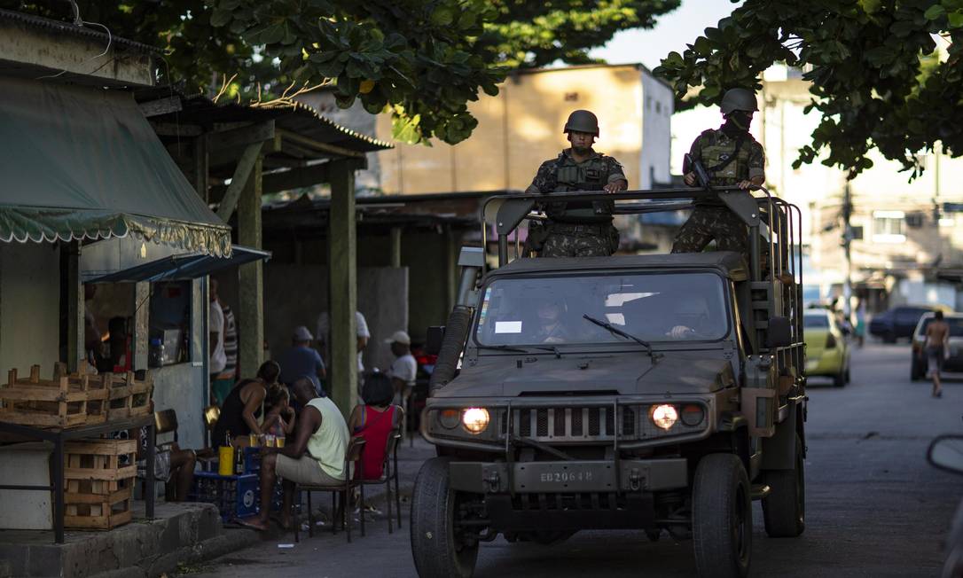 Soldados militares em uma das entradas da comunidade Fumacê, na Zona Oeste Foto: Alexandre Cassiano / Agência O Globo