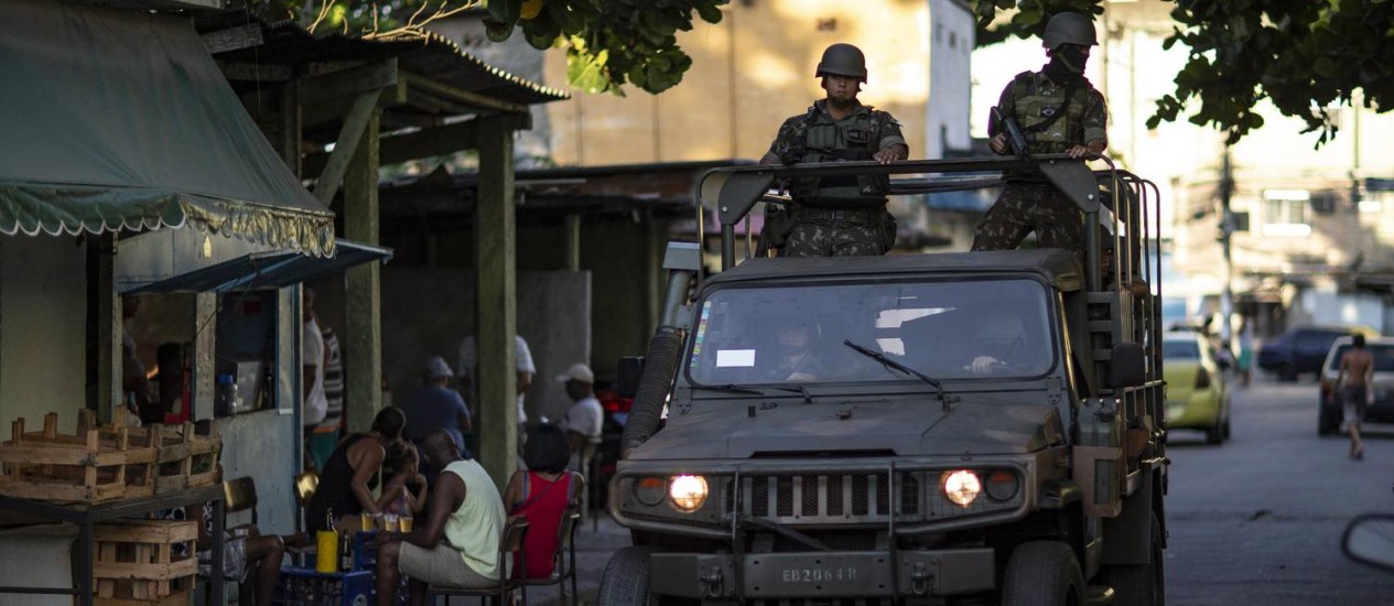 Soldados militares em uma das entradas da comunidade FumacÃª, na Zona Oeste Foto: Alexandre Cassiano / AgÃªncia O Globo