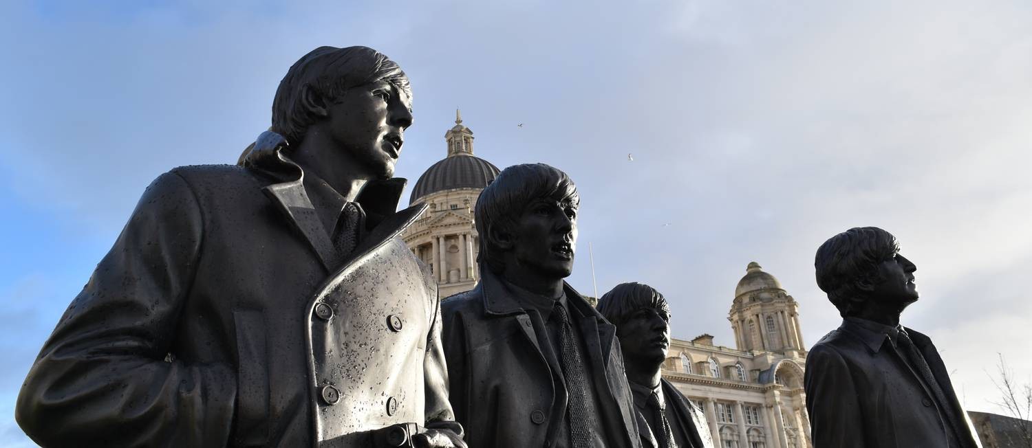 Estátuas homenageiam os Beatles em Pier Head, no renovado porto de Liverpool Foto: Visit Liverpool / Divulgação