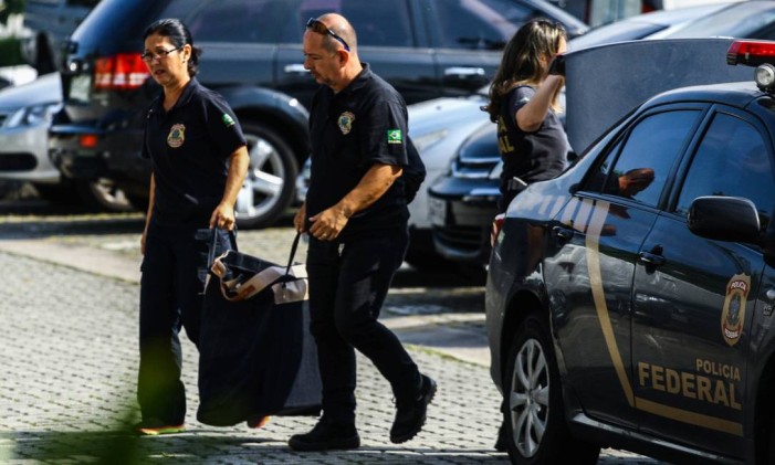 Agentes cumprem mandados da Operação Câmbio, Desligo Foto: Eliane Neves/Fotoarena / Agência O Globo