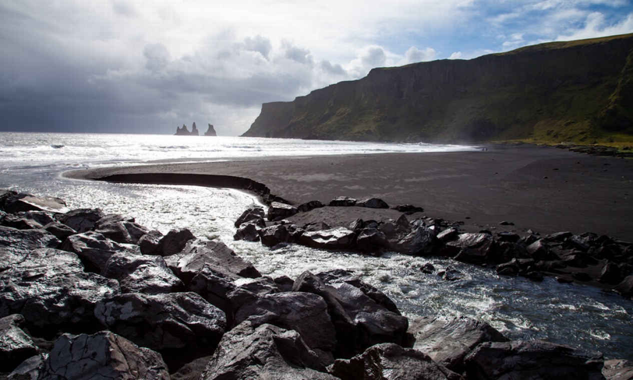 Uma praia de areia preta em Vik, o vilarejo mais ao sul da Islândia, deve ser o lugar mais próximo da tal galáxia muito, muito distante. Por isso mesmo foi usada como locação para Lah’mu, o fim de mundo onde Erso se escondeu de sua família para fugir do Império em "Rogue One" Foto: Creative Commons