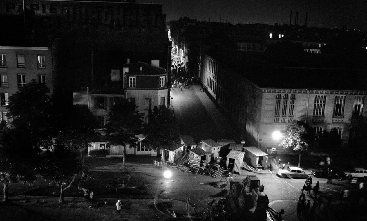Manifestantes e barricadas de madrugada no bairro parisiense de Vaugirard, em junho de 1968 Foto: Bruno Barbey / Magnum Photos