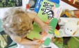 Livros com páginas grossas são ideais para bebês com cerca de 6 meses de idade, para que eles possam virar as páginas Foto: Agência O Globo