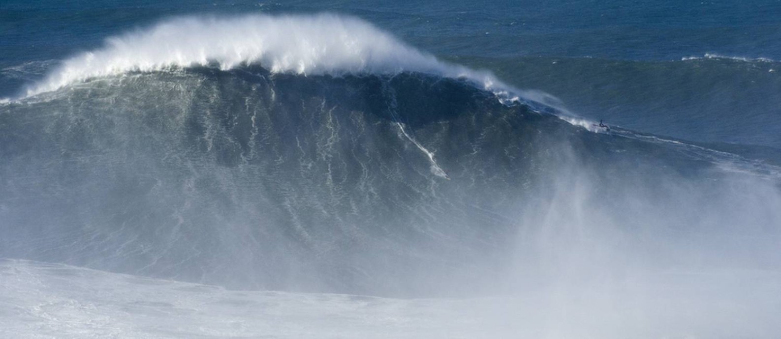 Rodrigo Koxa na maior onda já surfada no mundo, com mais de 24 metros, em Nazaré Foto: Helio Antonio / Divulgação