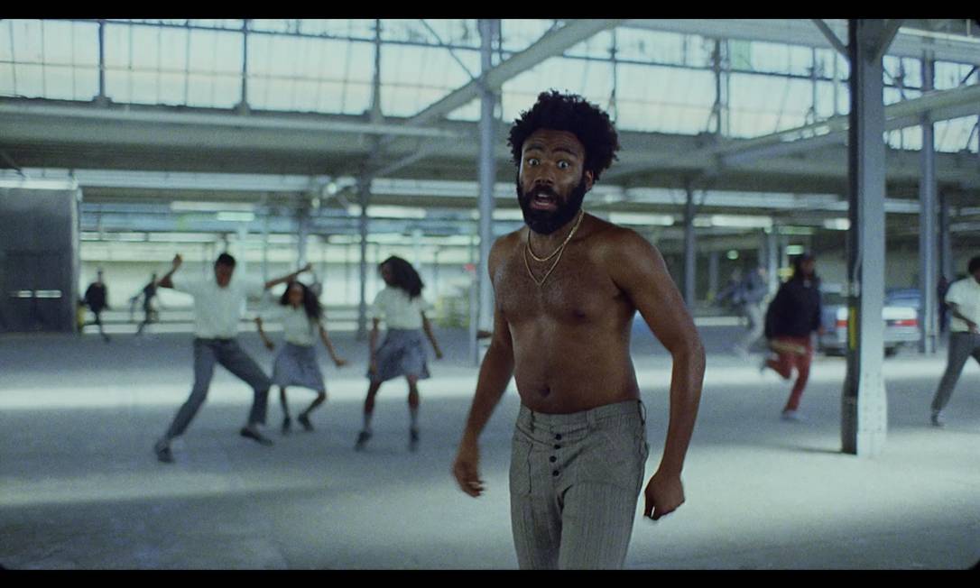 O ator e rapper Donald Glover no clipe de 'This is America', do projeto Childish Gambino Foto: Reprodução da internet
