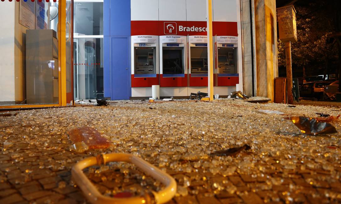 Ladrões explodiram o caixa eletrônico da agência do Bradesco em Laranjeiras Foto: Agência O Globo