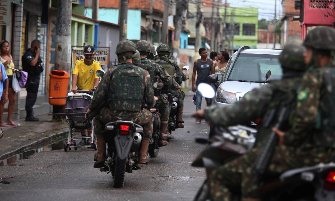 Homens das Forças Armadas fazem patrulhamento de moto na Vila Kennedy Foto: Fabiano Rocha / Agência O Globo