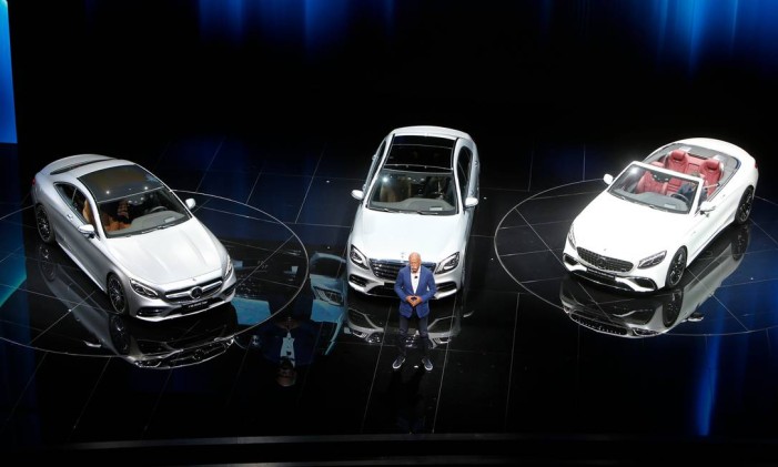 O presidente da Daimler, Dieter Zetsche, apresenta novos modelos da Mercedes Foto: Michael Probst / AP