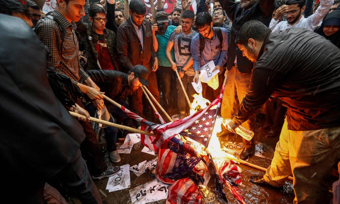 Irão quer suspensão dos EUA por ofensas à bandeira