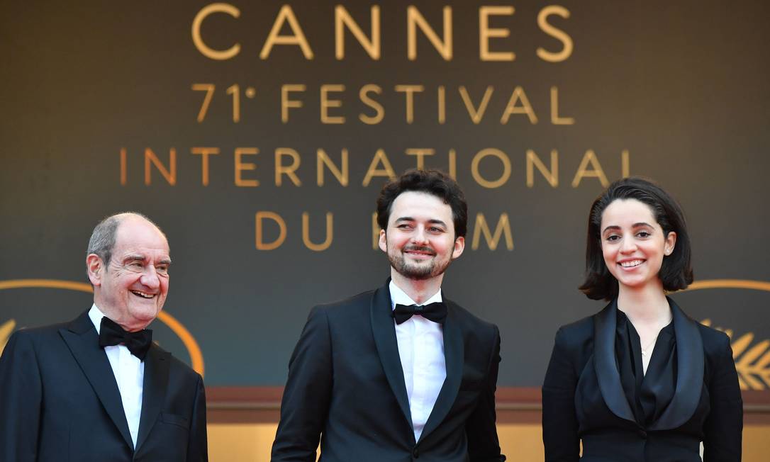 O presidente do Festival de Cannes, Pierre Lescure, ao lado do diretor egípcio A.B Shawky e de sua mulher, a produtora Elisabeth Shawky-Arneitz Foto: ALBERTO PIZZOLI / AFP