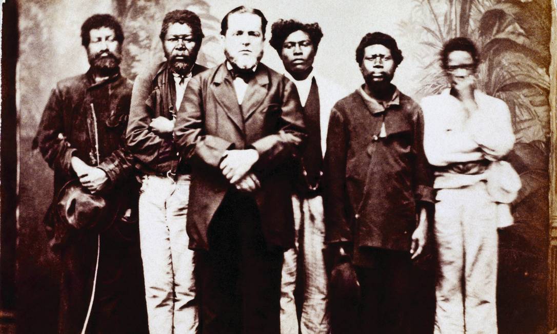 O senhor Militão Augusto de Azevedo com seus escravos em foto que data de 1860 Foto: Reprodução / Reprodução
